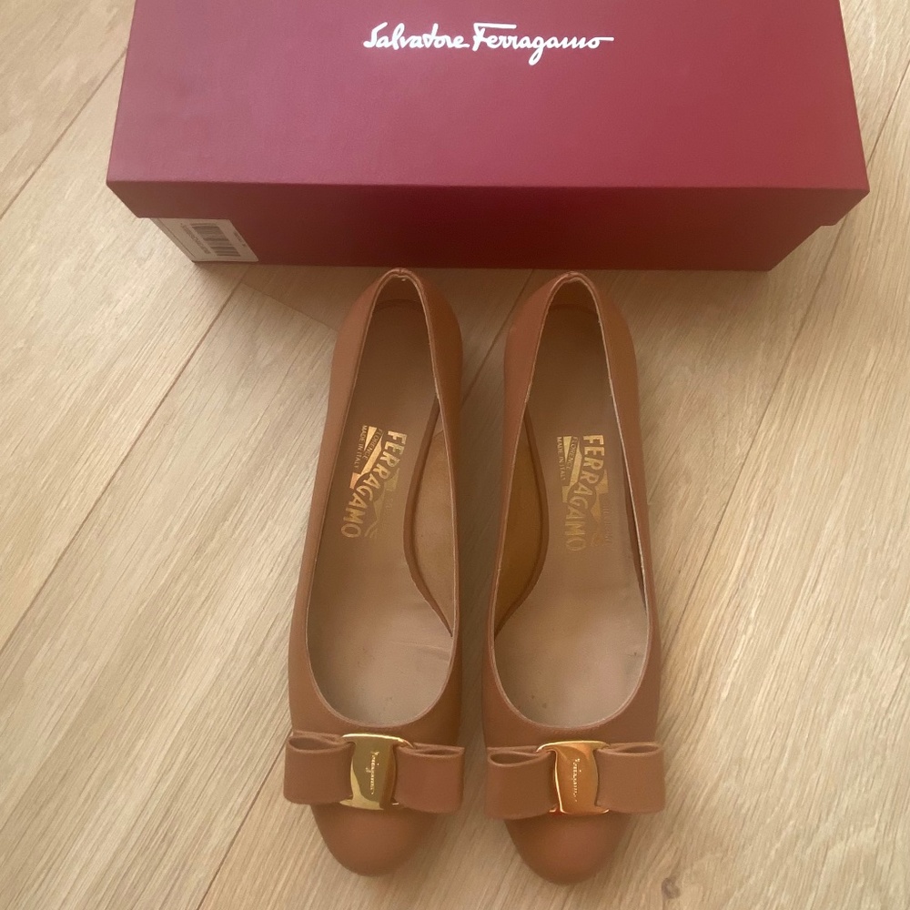 Salvadore Ferragamo Vara Bow Pump Shoes - Sella Calf
